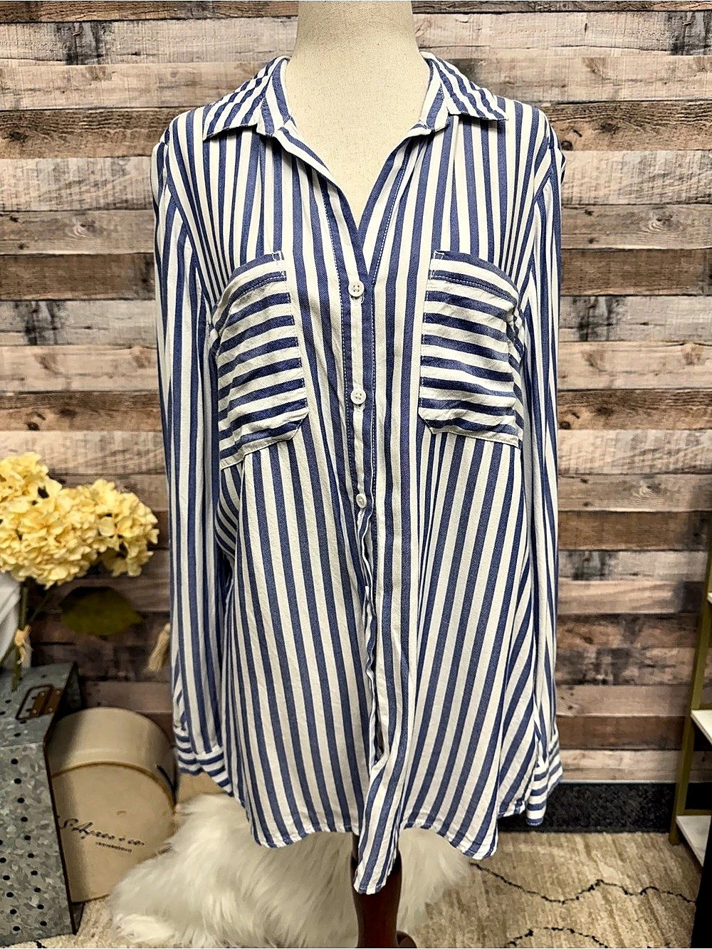beachlunchlounge blue/white striped button up shirt S